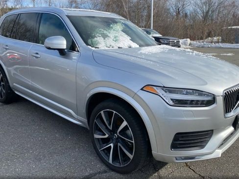 Used 2022 Volvo XC90 T6 Momentum image 3