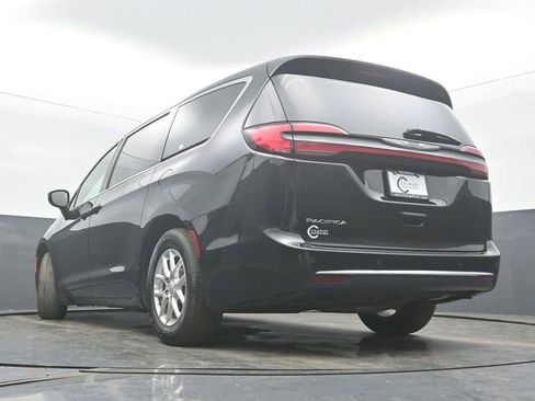 Used 2025 Chrysler Pacifica Select image 49