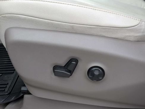 Used 2021 Chrysler Pacifica Touring-L FWD image 21