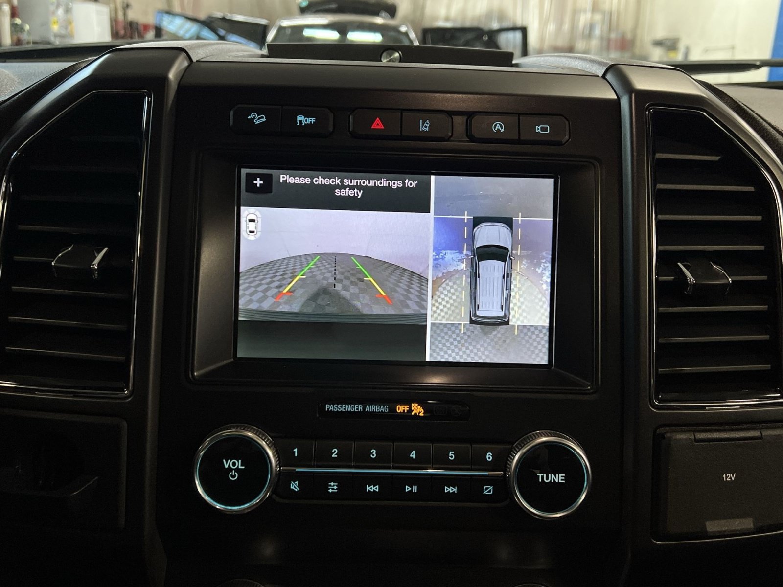 Used 2019 Ford Expedition Limited w/ Equipment Group 303A AWD/4WD image 16