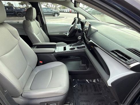 Certified 2025 Toyota Sienna XLE image 44