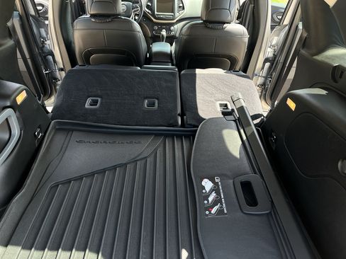 Used 2017 Jeep Cherokee High Altitude w/ Luxury Group AWD/4WD image 32