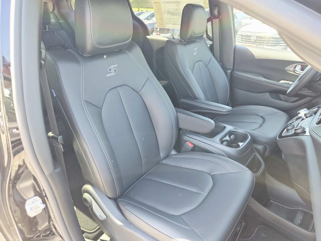 New 2026 Chrysler Pacifica Select w/ S Appearance Package AWD/4WD image 17