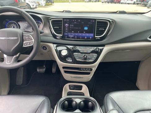 Used 2023 Chrysler Pacifica Touring-L FWD image 12