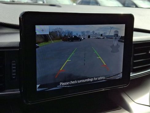 Used 2022 Ford Explorer XLT w/ Equipment Group 202A image 4