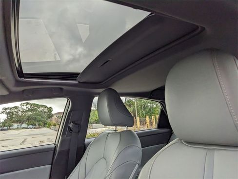 Used 2019 Toyota Avalon XLE w/ Moonroof Package image 31