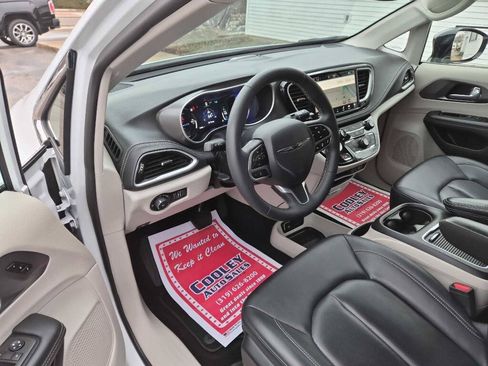 Used 2024 Chrysler Pacifica Limited FWD image 6