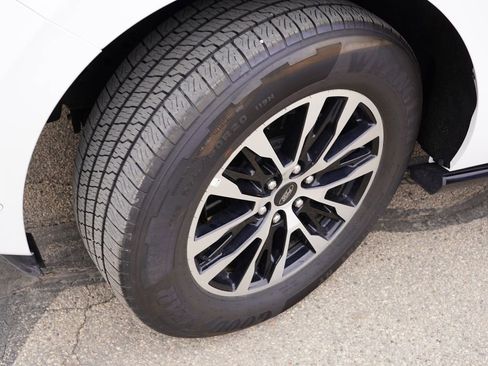 Used 2025 Ford Expedition Platinum image 13