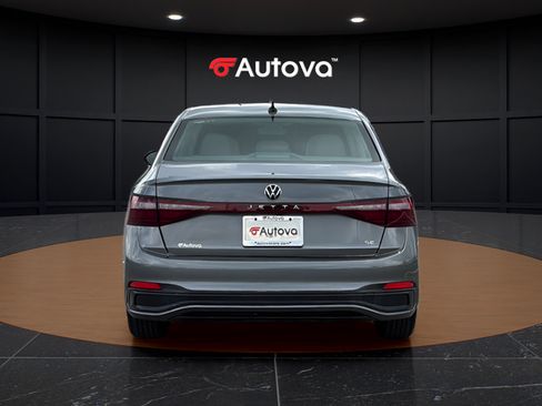 Used 2025 Volkswagen Jetta SE FWD image 4