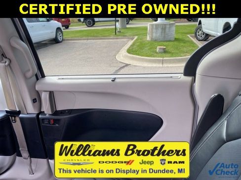 Certified 2024 Chrysler Pacifica Touring-L image 24