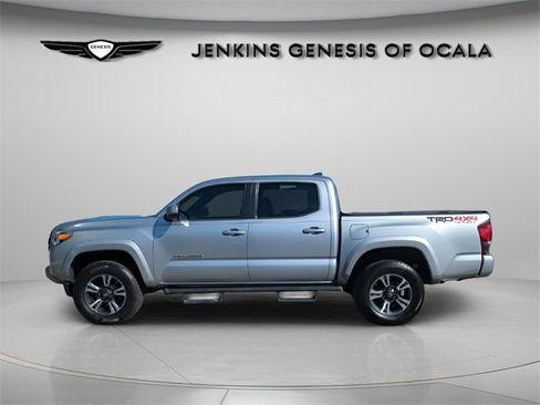 Used 2019 Toyota Tacoma TRD Sport image 7