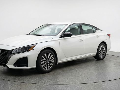Used 2025 Nissan Altima 2.5 SV image 3