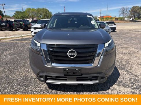 Used 2025 Nissan Pathfinder SL image 2
