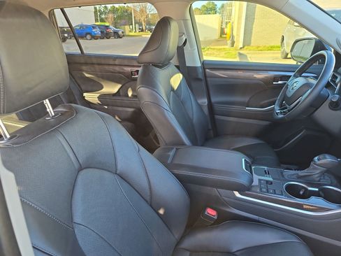 Used 2024 Toyota Highlander Limited image 10