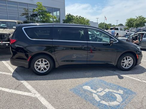 Used 2024 Chrysler Pacifica Touring-L FWD image 25