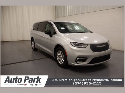 Used 2024 Chrysler Pacifica Touring-L FWD image 1