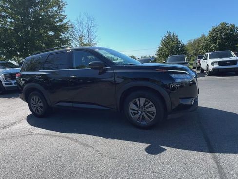 Used 2024 Nissan Pathfinder SV AWD/4WD image 2