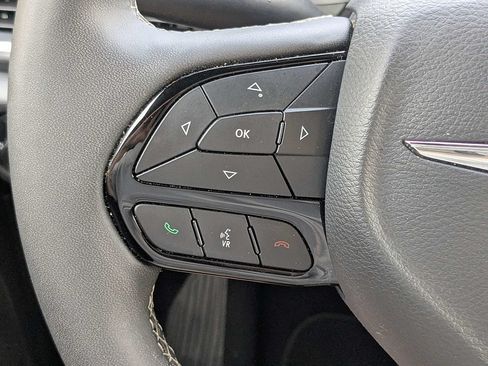 Used 2025 Chrysler Pacifica Limited FWD image 27