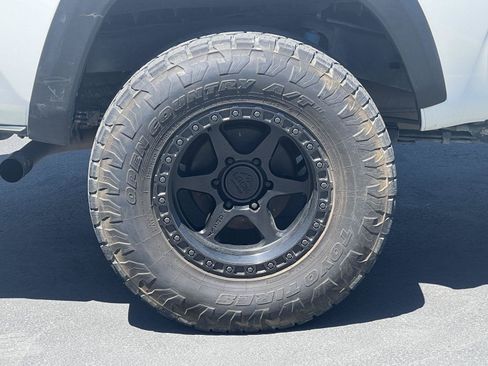 Used 2023 Toyota Tacoma TRD Off-Road w/ Advanced Technology Package AWD/4WD image 15