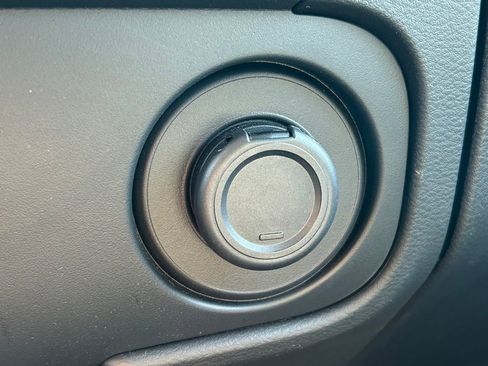 Used 2026 Nissan Frontier SV image 25