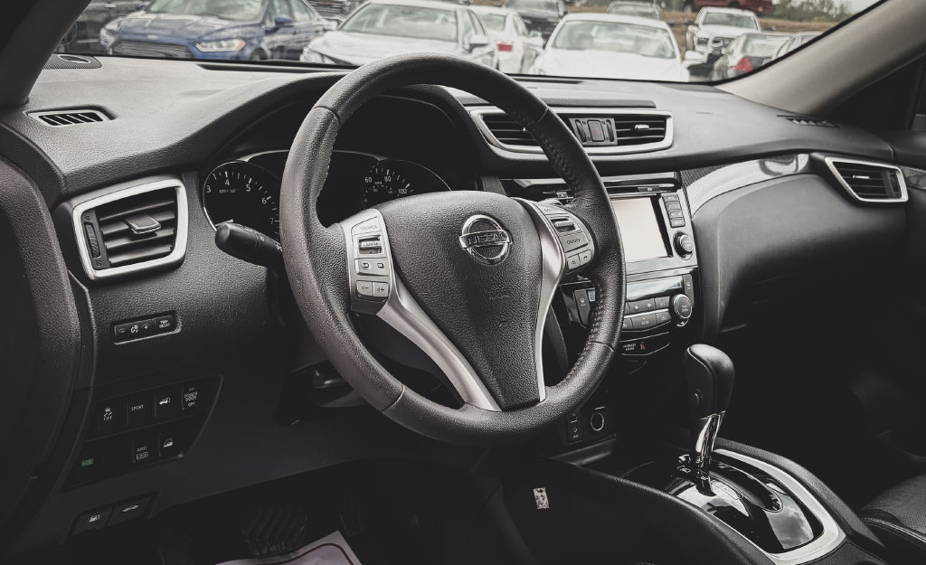 Used 2015 Nissan Rogue SL AWD/4WD image 2