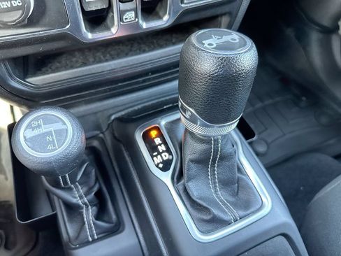 Used 2019 Jeep Wrangler Unlimited Sahara AWD/4WD image 17