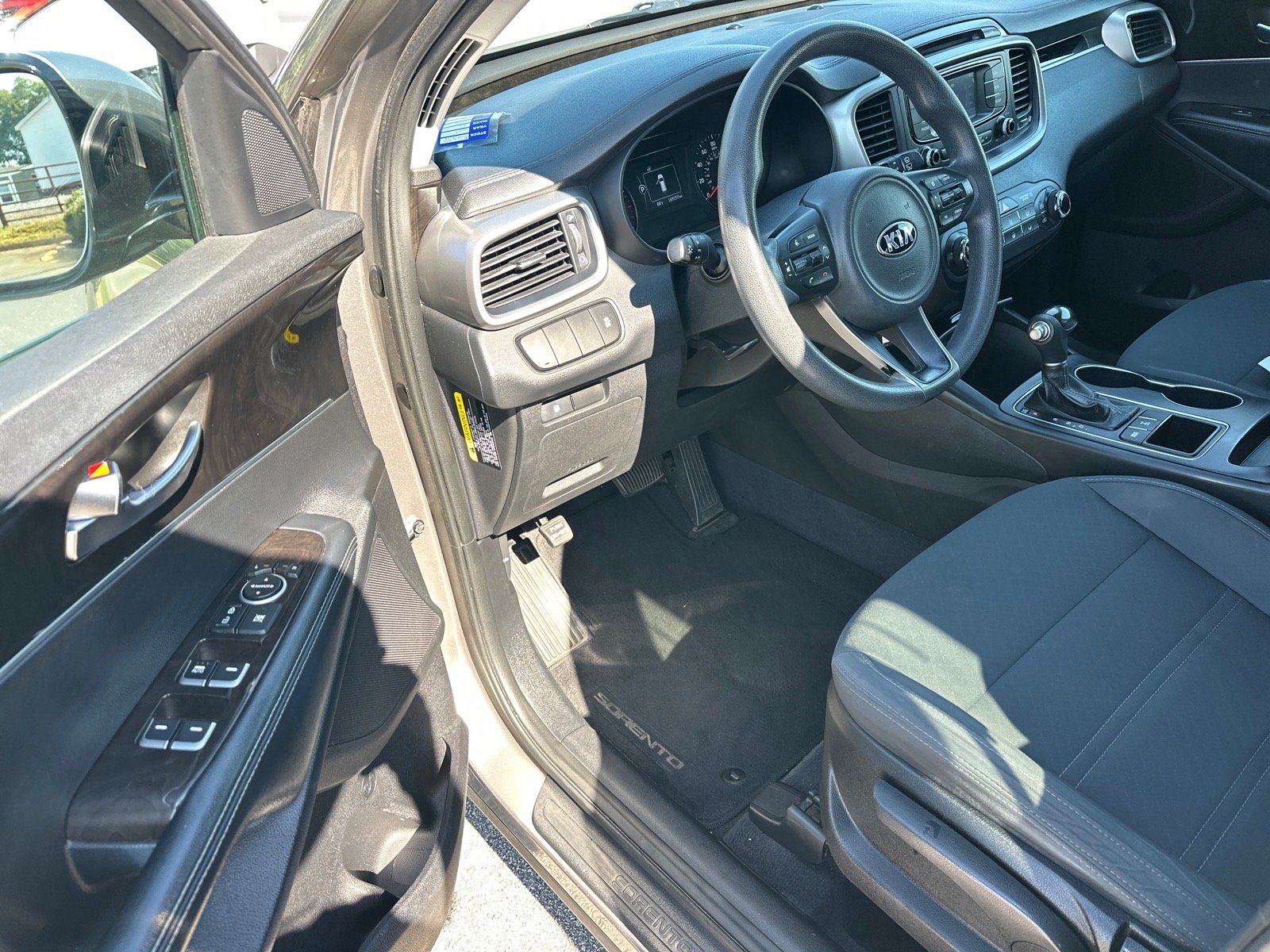 Used 2017 Kia Sorento AWD image 8