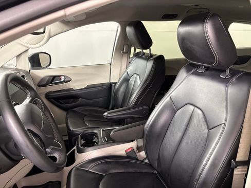 Used 2023 Chrysler Pacifica Touring-L FWD image 26