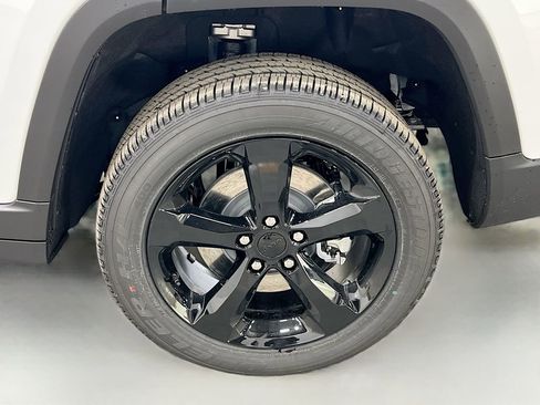 New 2025 Jeep Grand Cherokee L Laredo image 38