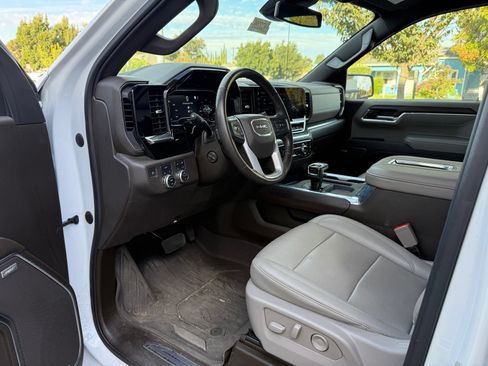 Used 2022 GMC Sierra 1500 SLT w/ SLT Convenience Package AWD/4WD image 9