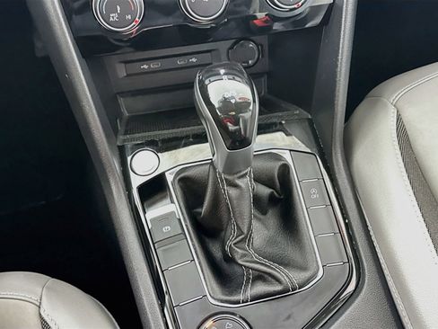 Used 2023 Volkswagen Taos SE w/ Panoramic Sunroof Package AWD/4WD image 19