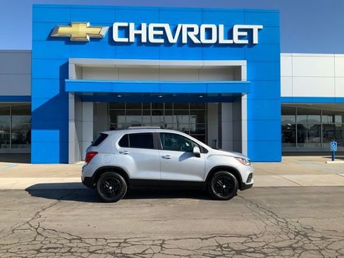 Used 2022 Chevrolet Trax LT w/ LT Convenience Package image 6