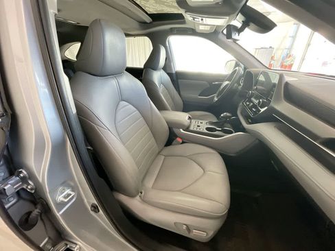 Used 2023 Toyota Highlander XLE image 26