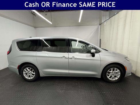 Used 2023 Chrysler Pacifica Touring-L FWD image 10