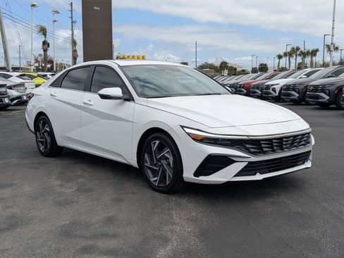 Certified 2025 Hyundai Elantra Limited image 3