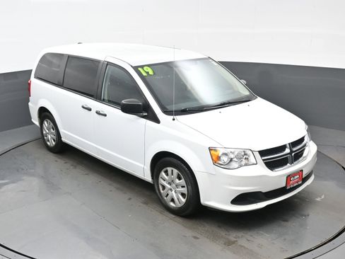 Used 2019 Dodge Grand Caravan SE w/ UConnect Hands-Free Group image 35