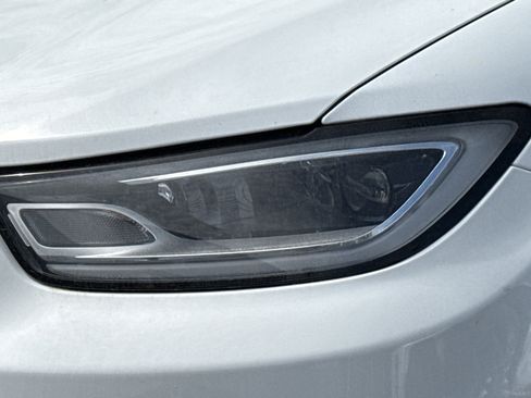 Used 2025 Chrysler Pacifica Limited image 10