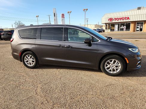 Used 2023 Chrysler Pacifica Touring-L image 5