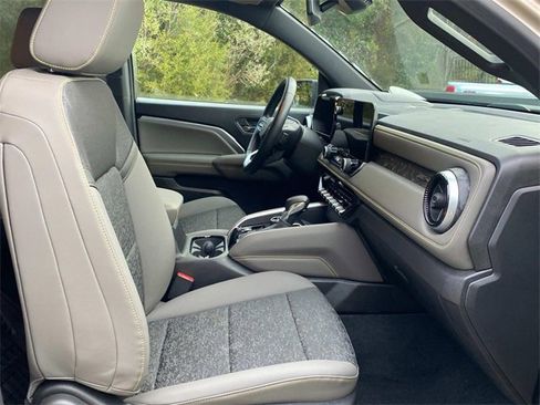 Used 2024 Chevrolet Colorado ZR2 w/ Technology Package image 34