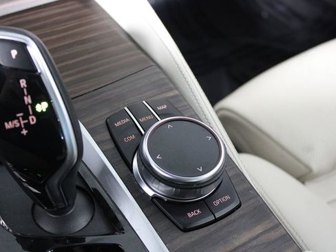 Used 2023 BMW 530e w/ M Sport Package image 25