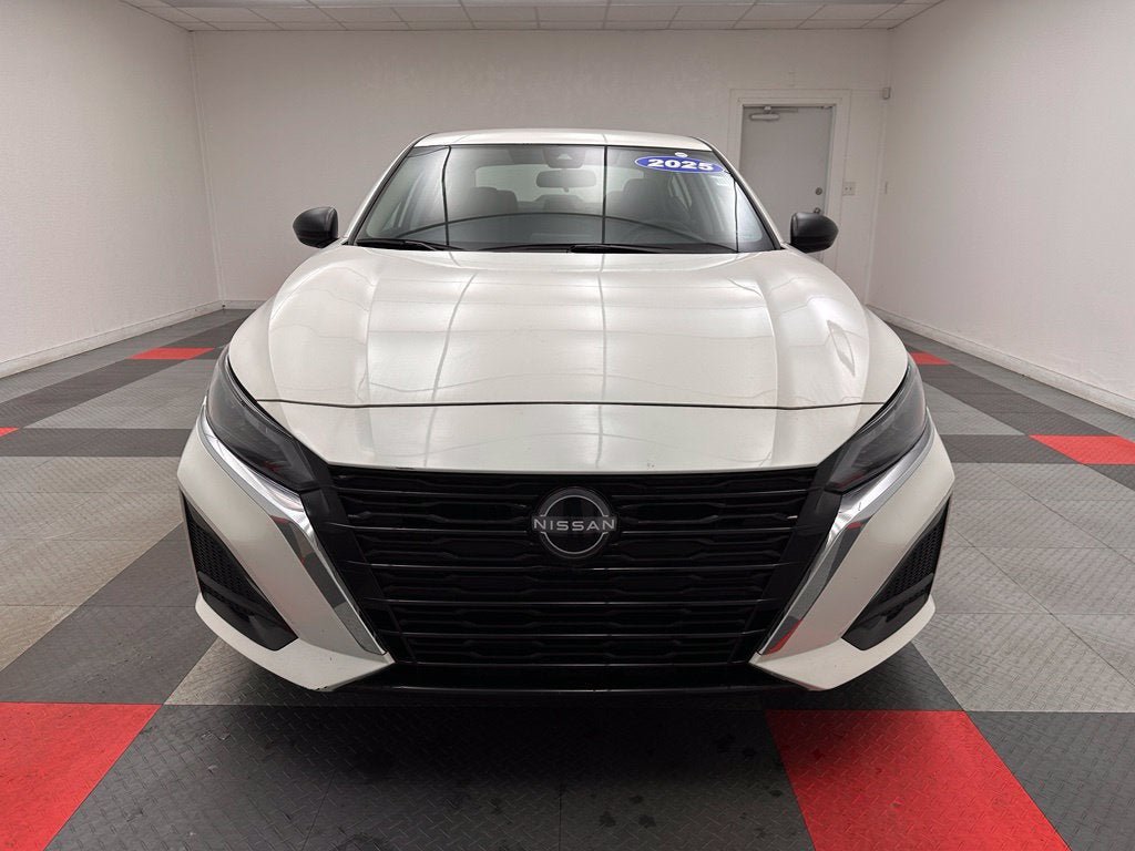 Used 2025 Nissan Altima 2.5 SV FWD image 2