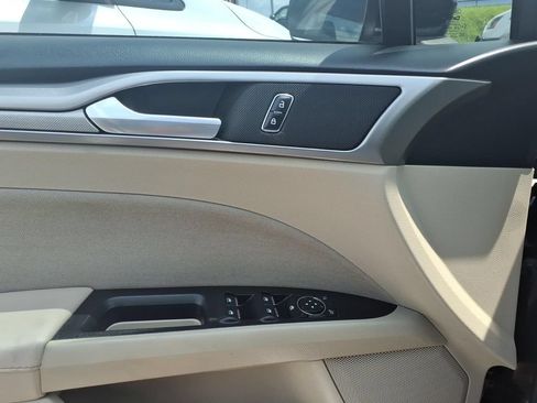 Used 2019 Ford Fusion SE FWD image 14