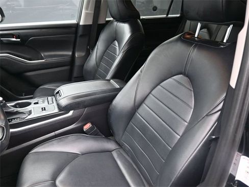 Used 2022 Toyota Highlander XLE image 19