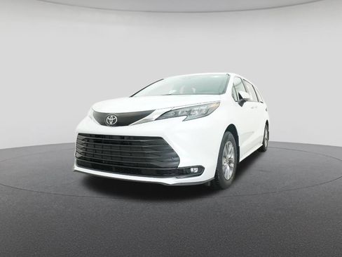 New 2026 Toyota Sienna XLE image 32
