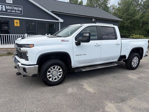 Used 2024 Chevrolet Silverado 2500 LT AWD/4WD image 2