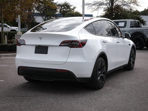 Used 2024 Tesla Model Y Long Range image 11