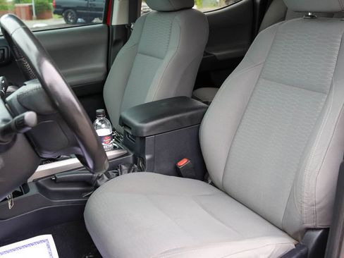 Used 2019 Toyota Tacoma SR5 AWD/4WD image 11