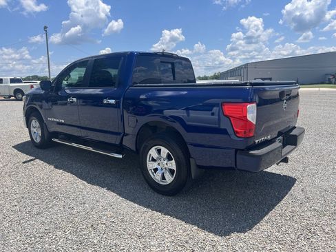 Used 2018 Nissan Titan SV w/ SV Convenience Package AWD/4WD image 4