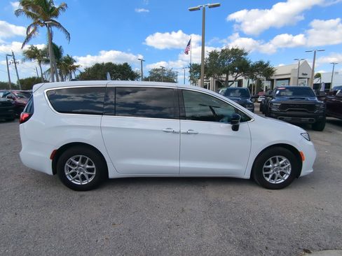 Used 2025 Chrysler Pacifica Select image 4