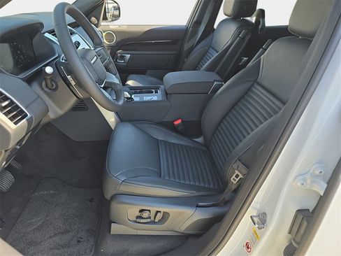 New 2025 Land Rover Discovery S image 17